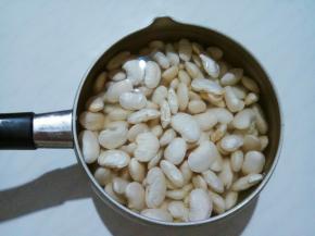 白芸豆泡水，泡透。