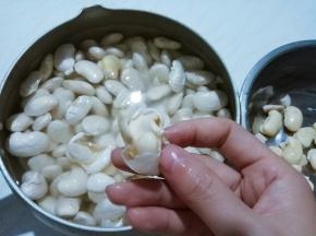 泡到外皮平展，豆子变大的程度，手一撮就可以去皮。