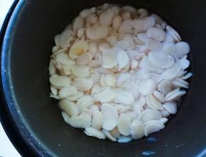 剥好的豆子加600克水，刚刚沒过豆子一点点，电压力锅20分钟即可。