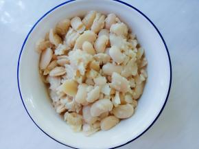 取出，豆子一捻就成粉碎状。