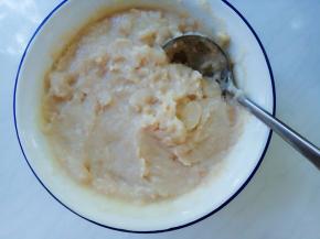 用勺子背儿碾碎。