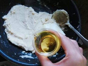 锅中倒入豆沙，开最小火，水分挥发后再加油继续炒。