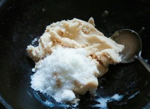 豆沙逐渐变干，加白糖，翻炒。
