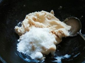 豆沙逐渐变干，加白糖，翻炒。