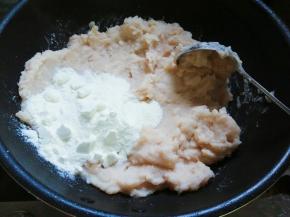 加奶粉炒至变干。