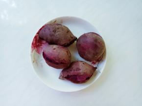 在炒制豆沙的同时，准备紫薯。