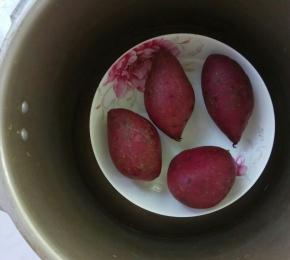 高压锅隔水蒸10分钟，取出捻成泥。