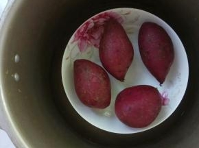 高压锅隔水蒸10分钟，取出捻成泥。