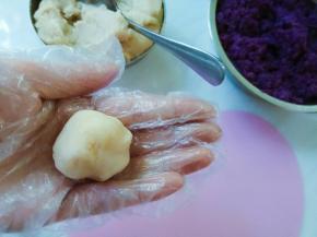 将豆沙搓好。