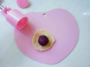 擀成圆皮，放入紫薯球，包好收口。