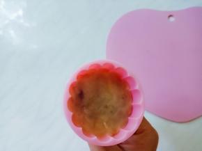 上花片，把包好的胚子放入模具，压实一些。