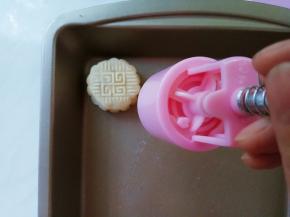 倒扣模具，提手柄，轻按下，出模。