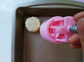 倒扣模具，提手柄，轻按下，出模。