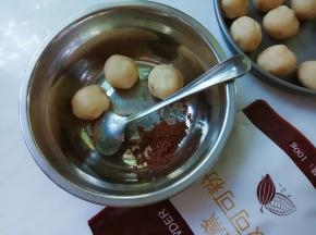 还做了几个可可味的，一匙可可粉和到豆沙里。