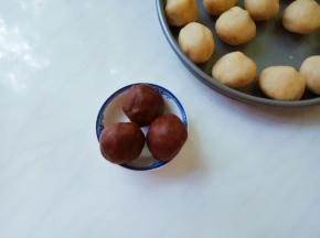包入紫薯馅，搓成球。