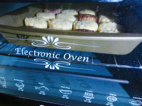 放入预热好的烤箱，中层，上下火，180℃10分钟。