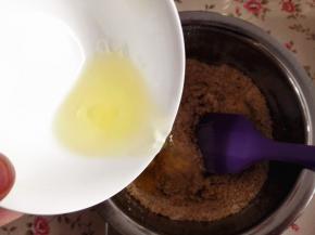 3.	将蛋白加入混合粉中，