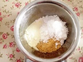 1.	将小麦胚芽，低筋面粉，奶粉和糖混合在一起，搅拌均匀，