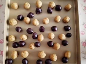 6.	红豆沙也分成10克一个小圆球，