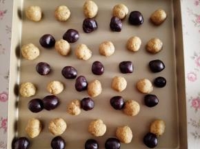6.	红豆沙也分成10克一个小圆球，