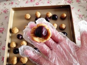 7.	将小麦胚芽面团按扁包住红豆沙，用来做蜘蛛的头和小精灵，