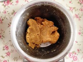 4.	带上一次性手套将其和成团，