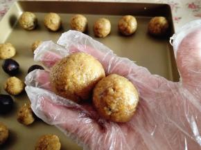 8.	将两个小麦胚芽面团混合在一起，按扁包住两个红豆沙团，这个用来做蜘蛛的身体，