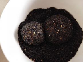 9.	将大小两个面团粘在一起，再放到黑芝麻里滚一圈，粘满黑芝麻