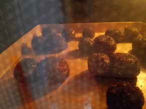 11.	烤箱预热，下层，上下火，150度，烤20分钟左右，