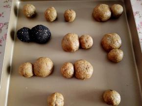 10.	把其放在烤盘里，再把剩余的都包好，