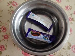 12.	巧克力隔水软化，