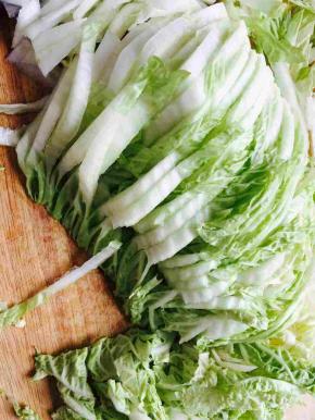 大白菜洗净，切丝。