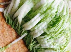 大白菜洗净，切丝。