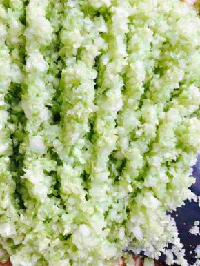 剁好的白菜碎加少许食盐，以便杀出水分。