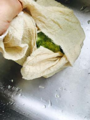 将剁好的白菜碎放笼布沥干水分备用。