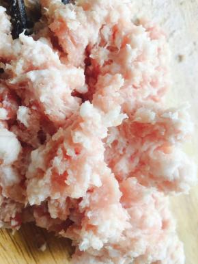 五花肉切成肉糜。