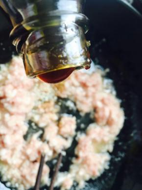 加入酱油，耗油，五香粉等调料。顺时针搅拌至粘稠。