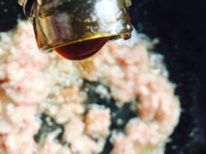 加入酱油，耗油，五香粉等调料。顺时针搅拌至粘稠。