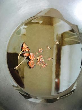 锅里热油，放八角，花椒。待花椒，八角成熟后捞出丢掉。