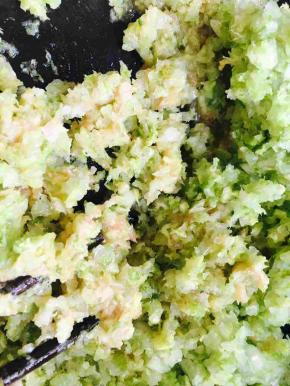 白菜碎，肉加葱姜末及刚才弄好的热油，香油搅拌在一起。