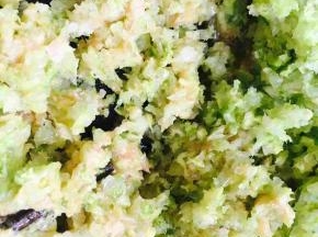 白菜碎，肉加葱姜末及刚才弄好的热油，香油搅拌在一起。