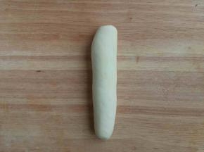 面粉活好后搓成圆柱形。
