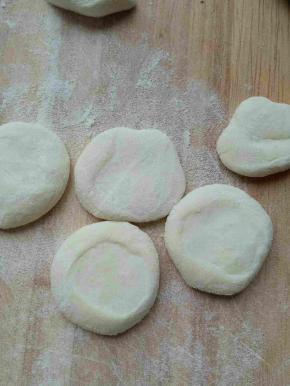 将小剂子按扁。