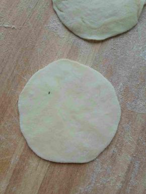 擀成圆片。