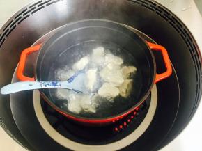 待水开后放入饺子，煮熟即可。