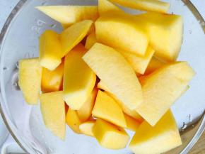 黄桃切块。