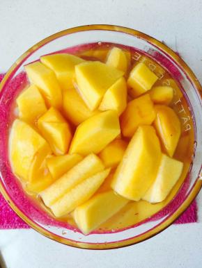 加了白糖的黄桃放水里略泡几分钟。