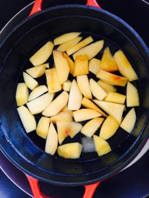 泡过的黄桃放锅里。