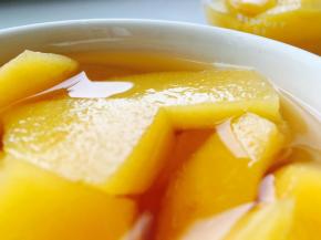 香喷喷的黄桃罐头做好了。