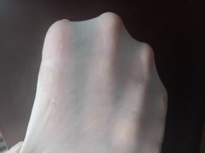 把做好的波兰种连同主面团除黄油以外的全部材料一起放入厨师机里，揉到面团光滑放入软化好的黄油继续揉，揉出手膜。把揉好的面团盖保鲜膜进行一发（温度不要超过28度）天凉了发酵时间会长一点60分钟左右。